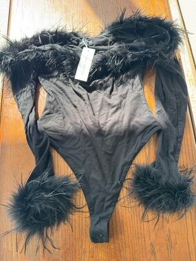 NWT NAKED WARDROBE FAUX FEATHER OFF SHOULDER BODYSUIT IN BLACK SIZE M